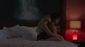 Matias und Lucero kuscheln im Bett. - Foto: Netflix