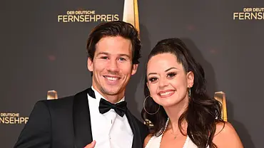 Malika Dzumaev und Joel Mattli strahlen in die Kamera. - Foto: RTL / Julia Feldhagen Malika Dzumaev und Joel Mattli strahlen in die Kamera. - Foto: RTL / Julia Feldhagen