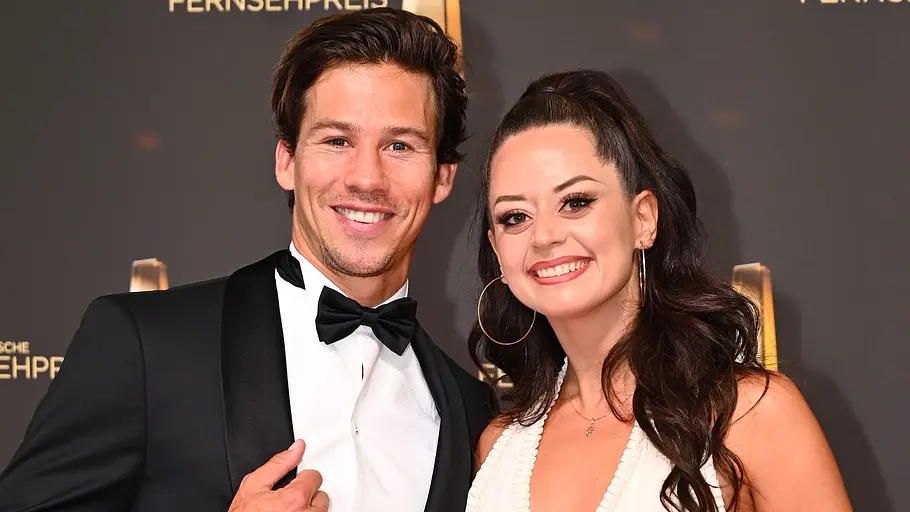Malika Dzumaev und Joel Mattli besuchen ihr erstes Event zusammen. Malika Dzumaev und Joel Mattli strahlen in die Kamera.