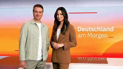 Jörg Boecker und Sabrina Ilski posieren vor dem Deutschland am Morgen Logo - Foto: RTL / Annette Etges
