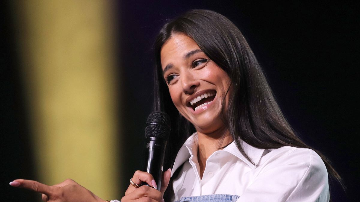 Amira Aly zeigt auf etwas!