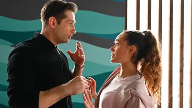 Joana und Deniz beim Training. Die hat ihn gerade geküsst und Deniz zieht sich überrascht zurück. Joana hält ihre Hände vor sich und versucht ihn zu beruhigen  - Foto: RTL / Julia Feldhagen