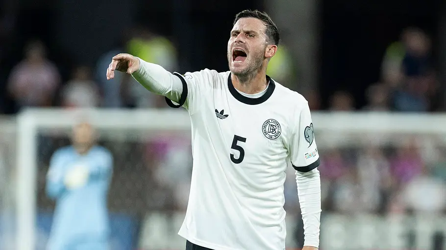 Pascal Groß beschwert sich und zeigt mit dem Finger auf einen anderen Spieler.