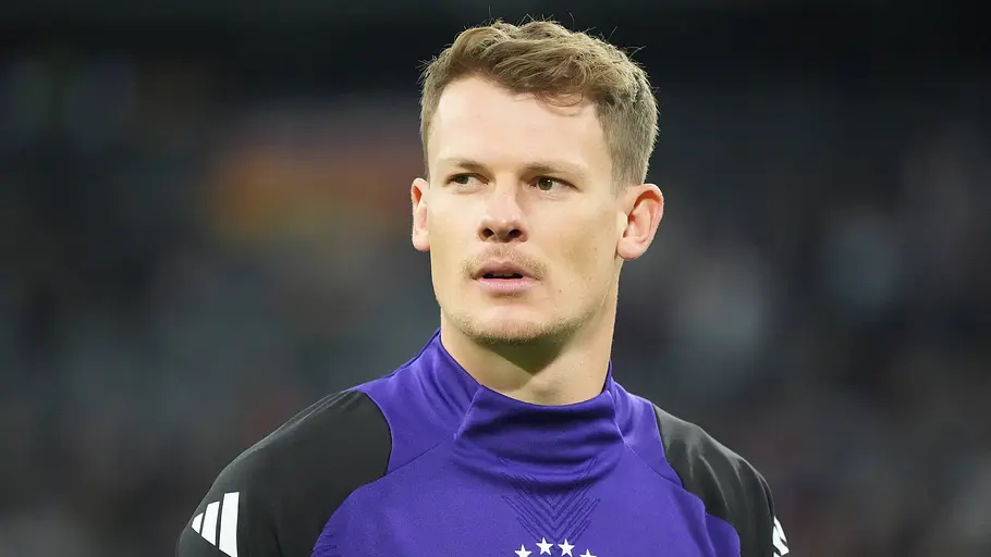 Alexander Nübel steht auf dem Feld und schaut zur Seite.