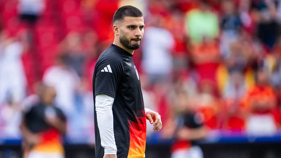 Deniz Undav in Sportkleidung auf dem Feld und macht sich warm.