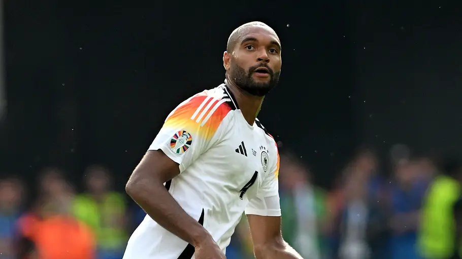 Jonathan Tah rennt über das Feld und schaut dabei zur Seite.