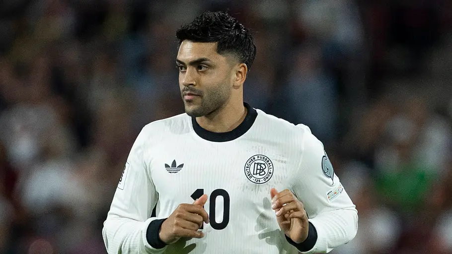 Nadiem Amiri rennt über das Feld.