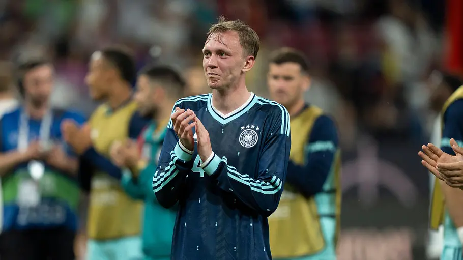Maximilian Beier lächelt und klatscht nach einem Spiel.