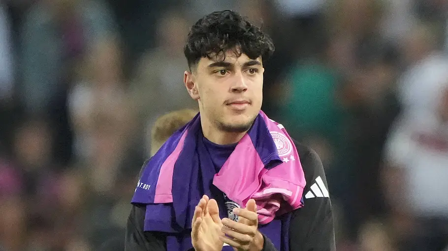 Aleksandar Pavlović hat sein Trikot um den Hals hängen und klatscht. 