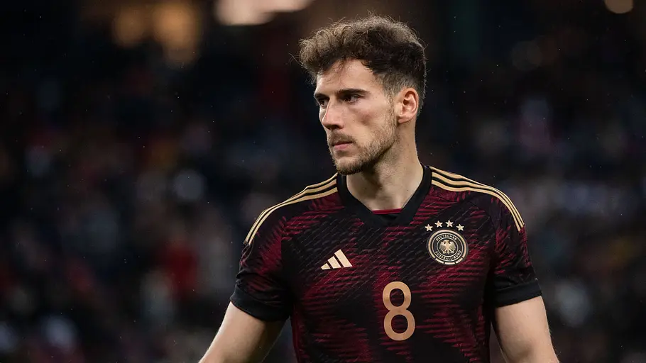 Leon Goretzka steht auf dem Feld und schaut angespannt zur Seite.