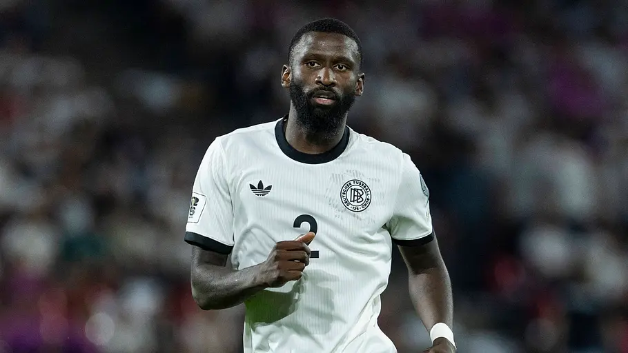Antonio Rüdiger steht auf dem Feld und beobachter das Geschehen