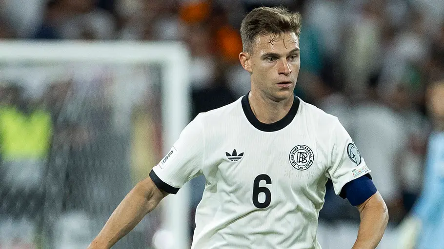 Joshua Kimmich steht fokussiert auf dem Feld und beobachtet seinen Gegenspieler.
