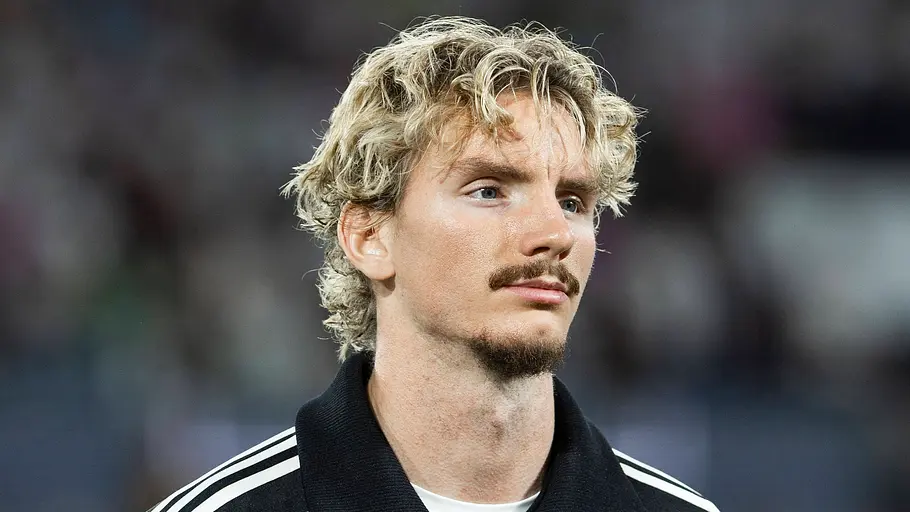 Nick Woltemade steht auf dem Feld und schaut ernst.