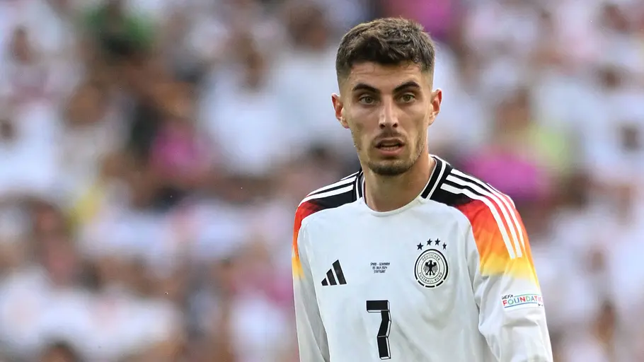 Kai Havertz steht auf dem Feld und verfolgt gespannt die Aktionen der anderen Spieler