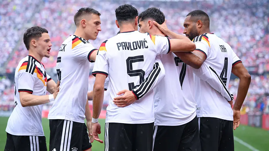 DFB Team beim Spiel gegen die USA Die deutschen Nationalspieler jubeln beim Testspiel gegen die USA über ein Tor