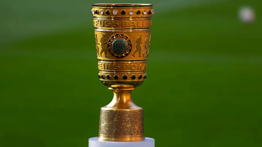 DFB Pokal Der DFB Pokal steht am Spielfeldrand auf einem Podest