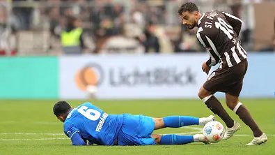 Danel SINANI (Pauli) gegen Ezequiel FERNANDEZ , links Fussball 1. Bundesliga , 5. Spieltag am Sa. 27.09.2025 FC St. Pauli - Bayer 04 Leverkusen - Foto: IMAGO / Claus Bergmann