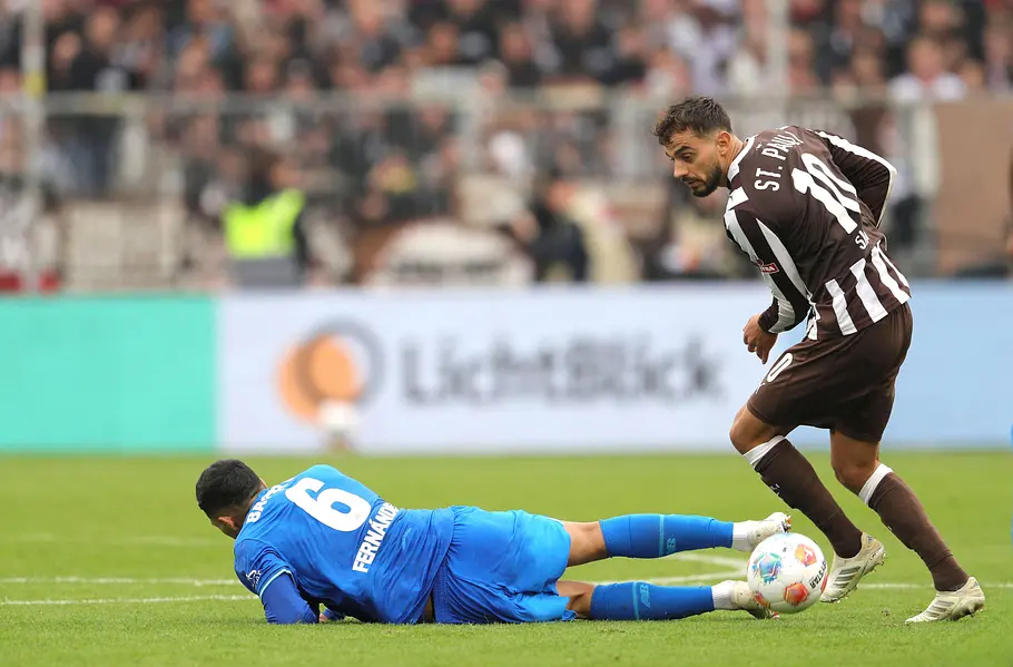 St Pauli - Bayer Leverkusen Danel SINANI (Pauli) gegen Ezequiel FERNANDEZ , links Fussball 1. Bundesliga , 5. Spieltag am Sa. 27.09.2025 FC St. Pauli - Bayer 04 Leverkusen