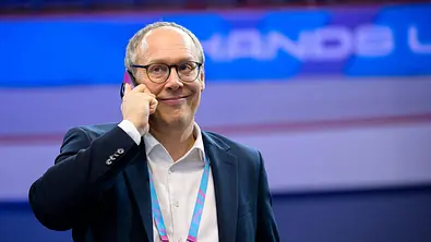 Mark Schober telefoniert - Foto: IMAGO / wolf-sportfoto