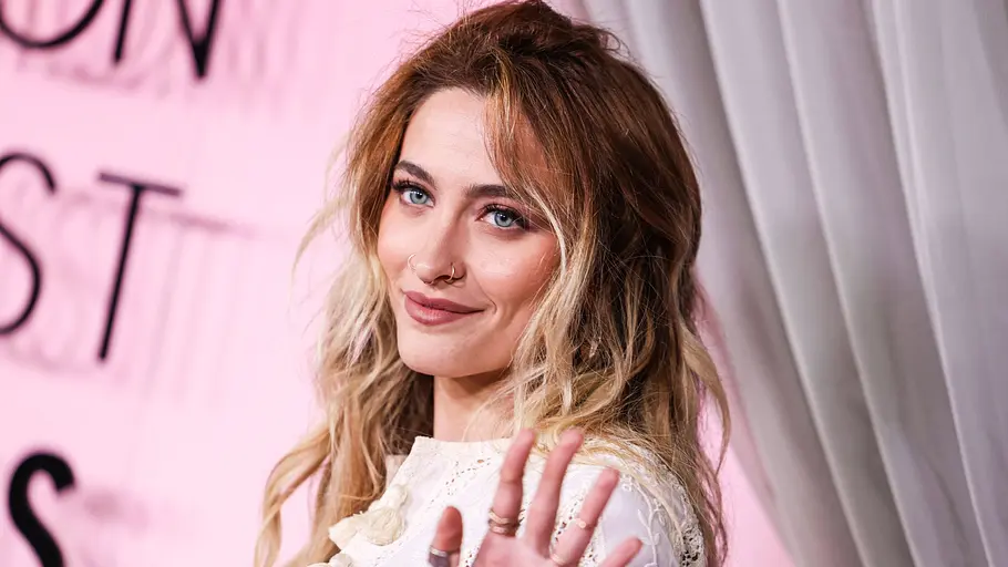 Die Änderungsvorschläge von Paris Jackson wurden ignoriert. Paris Jackson winkt vor einem rosa Hintergrund.