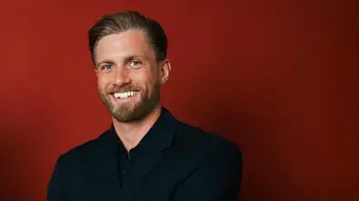 Sebastian Paul lächelt. - Foto: RTL / Lena-Luise Grellert