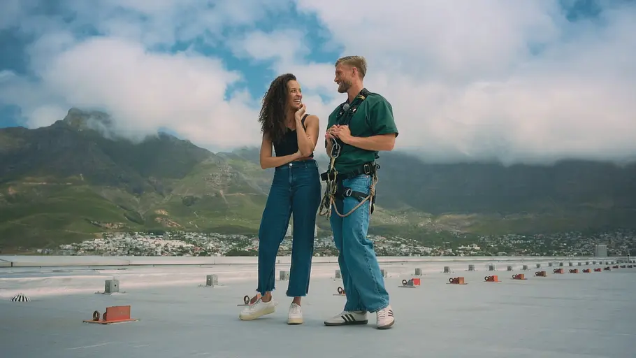 Die Bachelors 2026:Yana und Sebastian bei ihrem ersten Date Die Bachelors 2026:Yana und Sebastian bei ihrem ersten Date auf einem Hausdach.