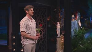 Bachelor Martin steht mit einer Rose in der Hand bei der Nacht der Rosen - Foto: RTL
