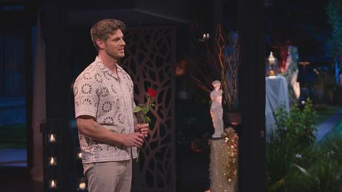 Bachelor Martin steht mit einer Rose in der Hand bei der Nacht der Rosen - Foto: RTL