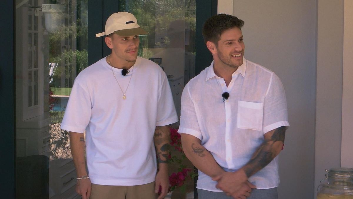 Felix Stein und Martin Braun warten in der Bachelor-Villa auf ihre Kandidatinnen