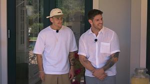 Felix Stein und Martin Braun warten in der Bachelor-Villa auf ihre Kandidatinnen - Foto: RTL