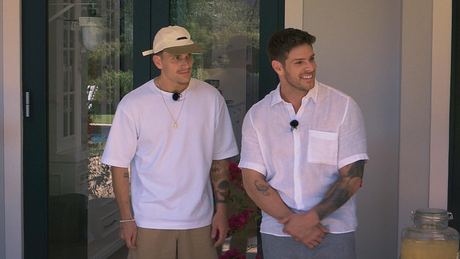 Felix Stein und Martin Braun warten in der Bachelor-Villa auf ihre Kandidatinnen - Foto: RTL