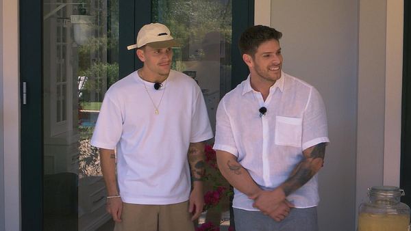 Felix Stein und Martin Braun warten in der Bachelor-Villa auf ihre Kandidatinnen - Foto: RTL
