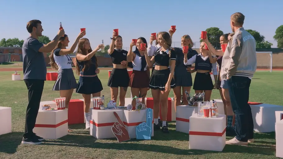 „Die Bachelors“ Folge 2 Das erste „Die Bachelors“-Gruppendate fand unter dem Motto „Back to School“ statt.