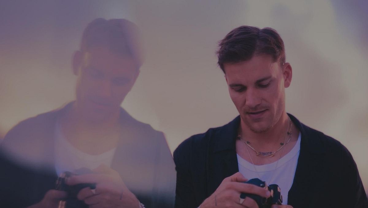 Bachelor Felix Stein Bachelor Felix Stein schaut nachdenklich auf seine Kamera, links ist sein Spiegelbild zu sehen