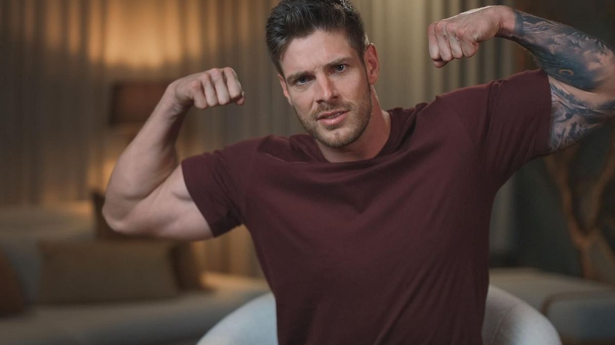 Bachelor Martin Braun flext seinen Bizeps