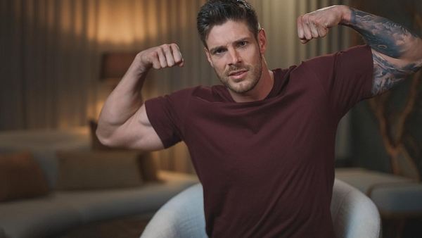 Bachelor Martin Braun flext seinen Bizeps - Foto: RTL