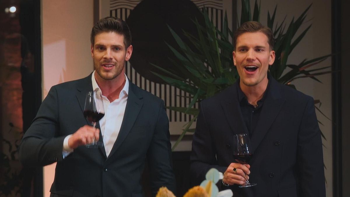 Felix und Martin trinken zusammen Rotwein. Aus ihren Fehlern der Vergangenheit haben sie gelernt. Felix und Martin trinken zusammen Rotwein. Aus ihren Fehlern der Vergangenheit haben sie gelernt.