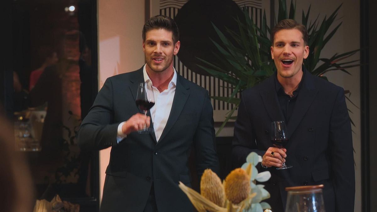 Die beiden Bachelors Felix Stein und Martin Braun mit einem Weinglas in der Hand 