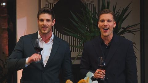 Felix und Martin trinken zusammen Rotwein. Aus ihren Fehlern der Vergangenheit haben sie gelernt. - Foto: RTL