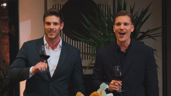 Felix und Martin trinken zusammen Rotwein. Aus ihren Fehlern der Vergangenheit haben sie gelernt. - Foto: RTL