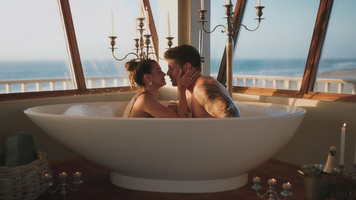Lena und Martin Lena und Martin sitzen gemeinsam in einer Badewanne und sind kurz davor sich zu küssen