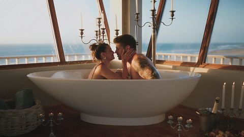 Lena und Martin sitzen gemeinsam in einer Badewanne und sind kurz davor sich zu küssen - Foto: RTL