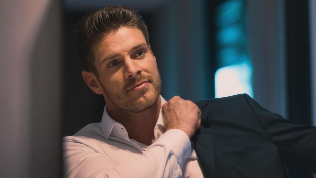 Der neue Bachelor Martin Braun Martin Braun, der neue Bachelor, zieht sich vor dem Spiegel ein Sakko an