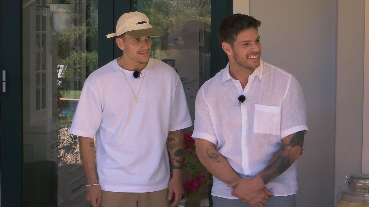 Martin und Felix haben mehrere Wochen zusammen verbracht. Ob es da kriselte? Martin in weißem Hemd und Felix in T-SHirt mit Cap schauen verwundert in die Ferne.