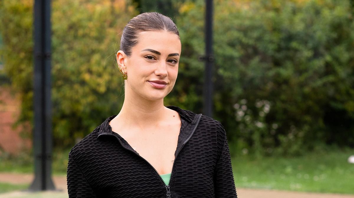 Bachelors-Kandidatin Lena posiert für die Kamera