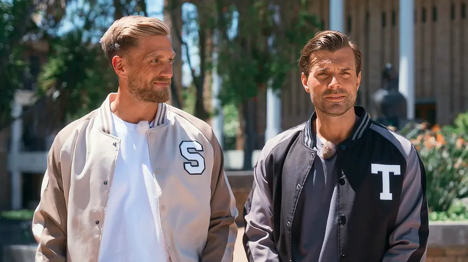 Bachelors Tim (r.) und Sebastian stehen nebeneinander. Tim (r.) und Sebastian stehen in Baseball-Jacken draußen bei einer Folge von „Die Bachelors“.