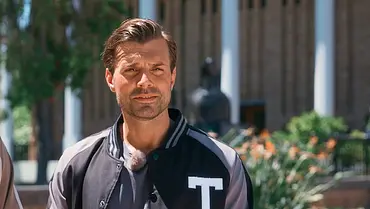 Tim (r.) und Sebastian stehen in Baseball-Jacken draußen bei einer Folge von Die Bachelors - Foto: RTL Tim (r.) und Sebastian stehen in Baseball-Jacken draußen bei einer Folge von Die Bachelors - Foto: RTL