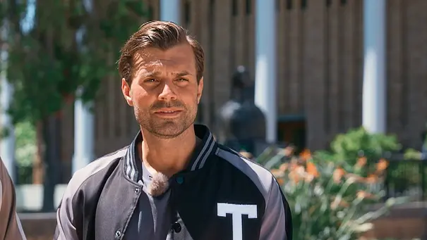 Tim (r.) und Sebastian stehen in Baseball-Jacken draußen bei einer Folge von Die Bachelors - Foto: RTL