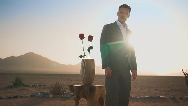 Bachelor Felix Stein schaut die letzten beiden Rosen an - Foto: RTL