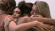 Vier Frauen umarmen sich eng in einer innigen Gruppenumarmung; ihre Gesichter sind nah beieinander, einige haben die Augen geschlossen. - Foto: RTL Vier Frauen umarmen sich eng in einer innigen Gruppenumarmung; ihre Gesichter sind nah beieinander, einige haben die Augen geschlossen. - Foto: RTL